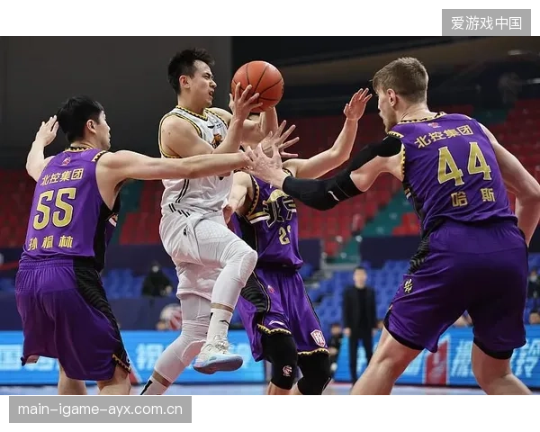 巴黎中场切换速度惊人，乌加特抢断效率极高